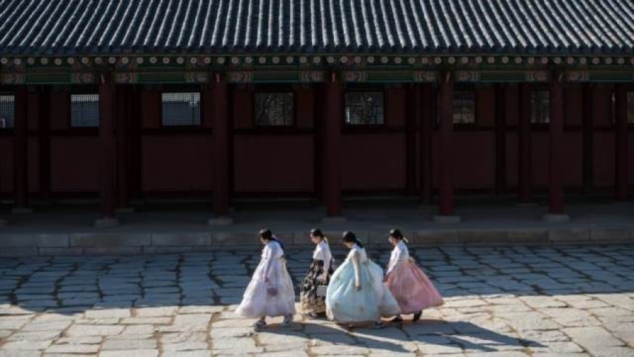 Khi Thế vận hội mùa đông PyeongChang 2018 diễn ra vô cùng sôi nổi, Hàn Quốc càng trở thành địa điểm thu hút nhiều người đến tham quan. Trên đây là hình ảnh du khách mặc trang phục truyền thống của Hàn Quốc (Hanbok) khi tới thăm Cung điện Gyeongbokgung tại thủ đô Seoul. (Ảnh: Carl Court/Getty Images)