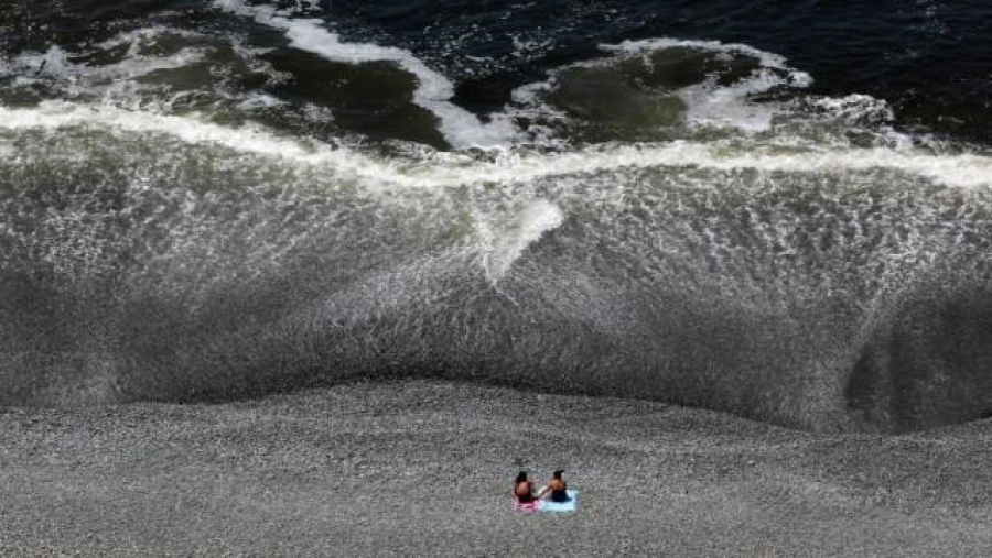 Peru sở hữu bờ biển dài quý giá và đặc biệt là thủ đô Lima nằm chính giữa đường bờ biển. Trong khung cảnh ngoạn mục này, hai du khách đang nghịch cát trên bãi biển Lima vào một ngày đầu năm 2018. (Ảnh: Henry Romero/Reuters/Newscom