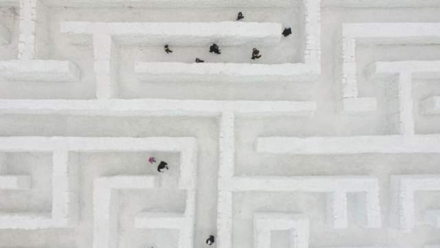 Khách tham quan khám phá mê cung tuyết lớn nhất thế giới tại Zakopane, Ba Lan. (Ảnh: Omar Marques/Anadolu 