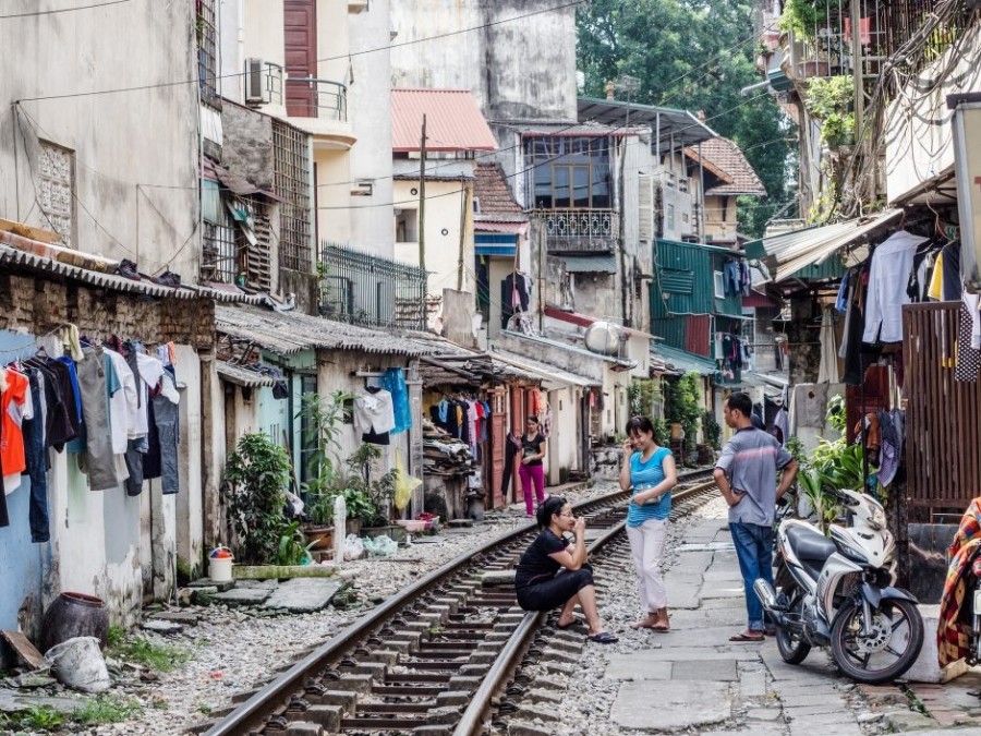 Cuộc sống bên đường sắt Hà Nội (Ành: Esin Üstün / Flickr)