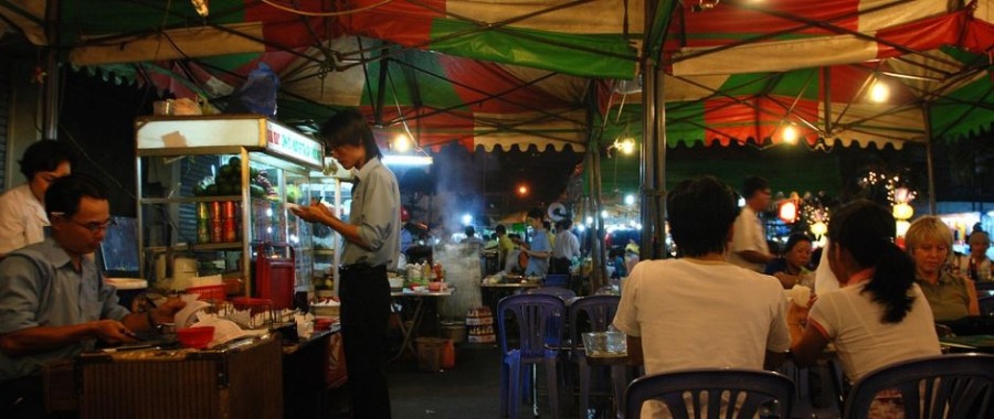Ăn đêm ở thành phố Hồ Chí Minh (Ảnh: William Cho / Flickr)
