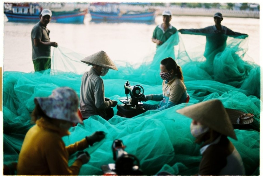 Phụ nữ đan lưới đánh cá ở Nha Trang (Ảnh: Khánh Hmoong / Flickr)