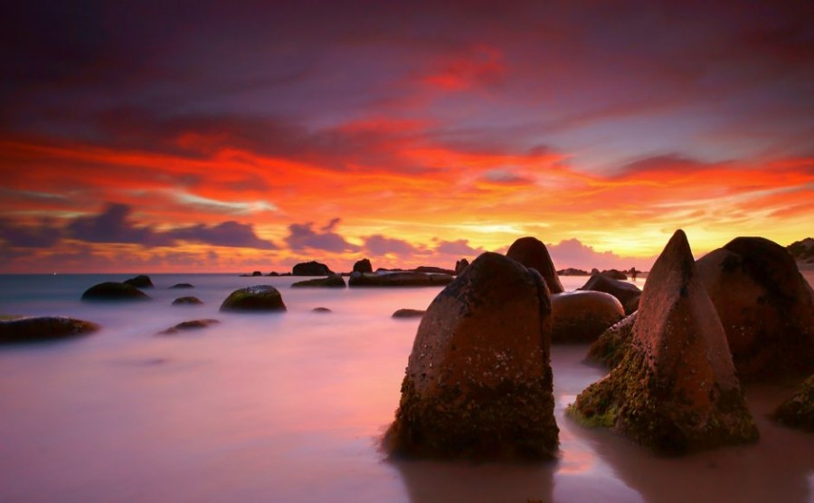 Hoàng hôn ở bãi biển Co Thạch, nơi có cảnh quan hùng vĩ với những tảng đá phủ đầy rêu (Ảnh: Lê Anh Khoa 